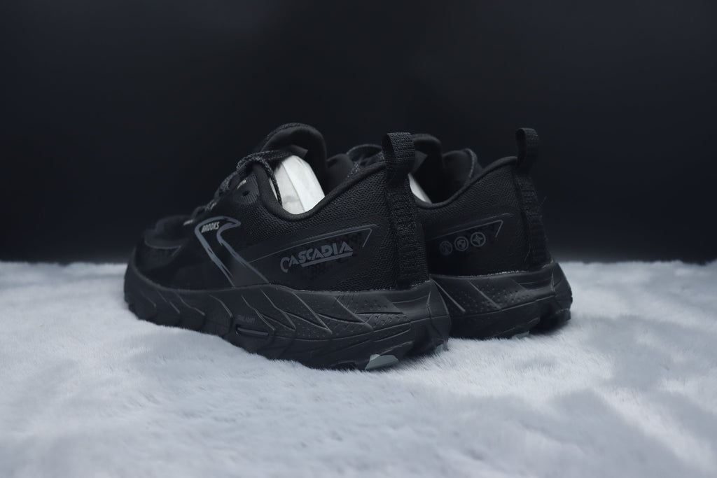 BRKS Cascadia 18 – Carbon Black